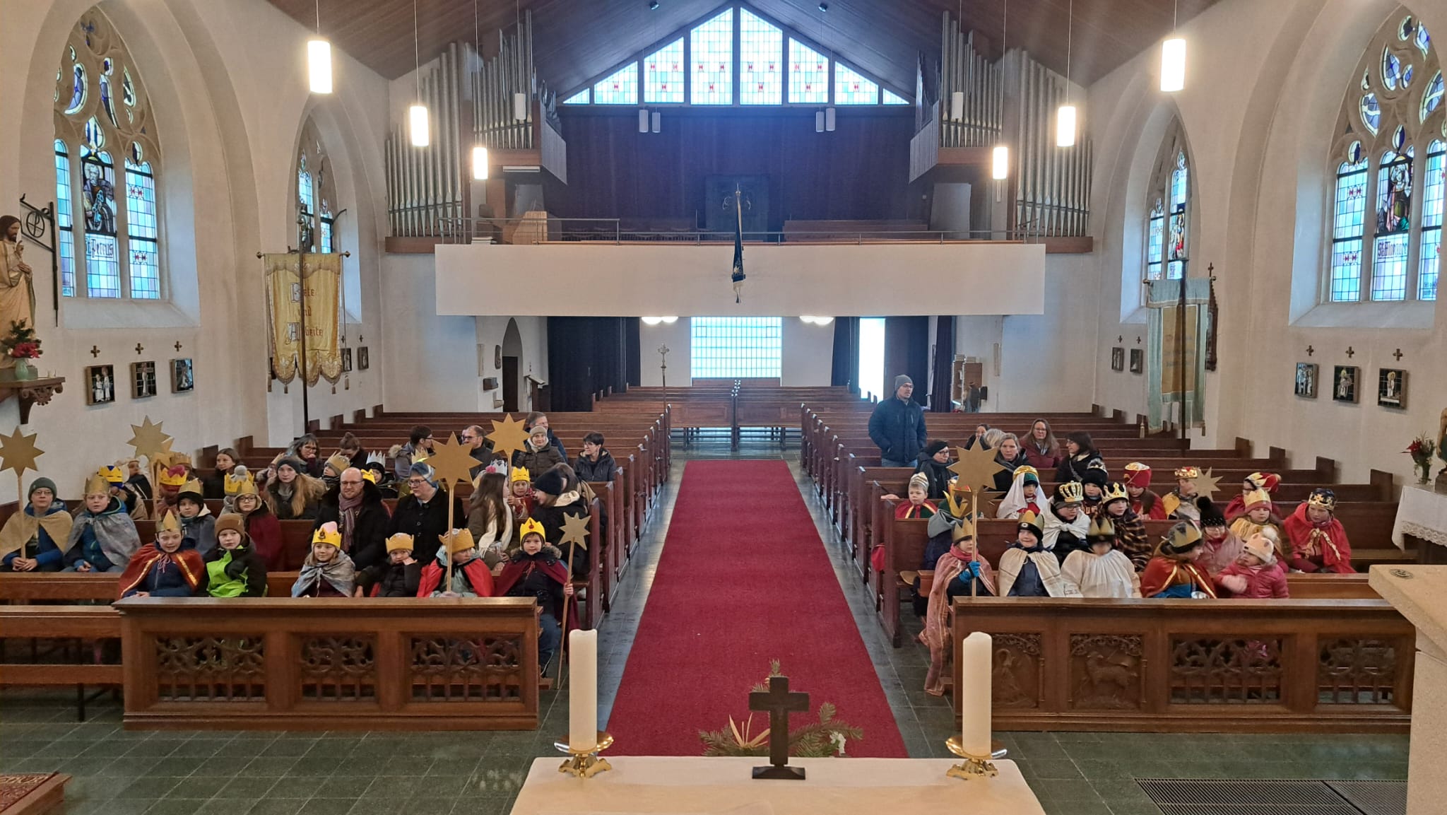 Die Sternsinger in Kisselbach wurden in einen Gottesdienst von Diakon Andreas Denner ausgesendet