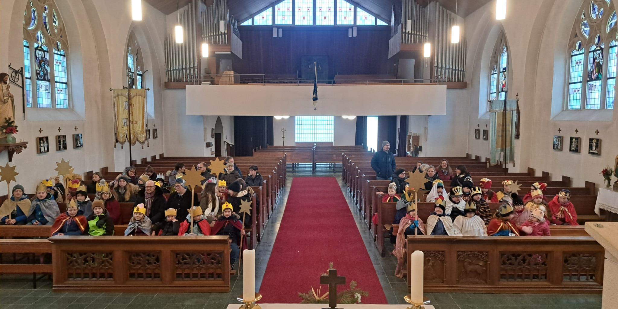 Die Sternsinger in Kisselbach wurden in einen Gottesdienst von Diakon Andreas Denner ausgesendet