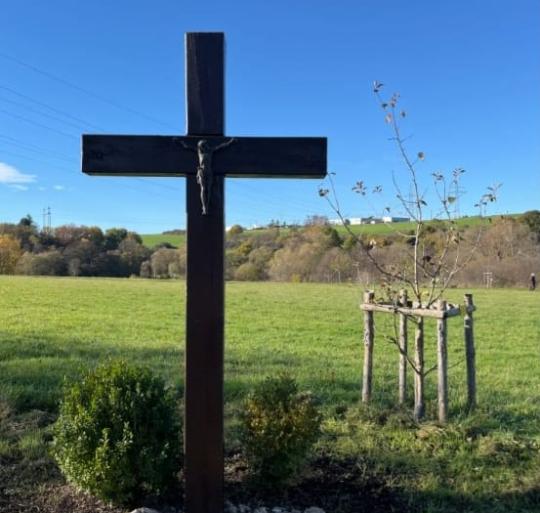 Ein Kreuz am Simmersee wurde von Firmlingen errichtet