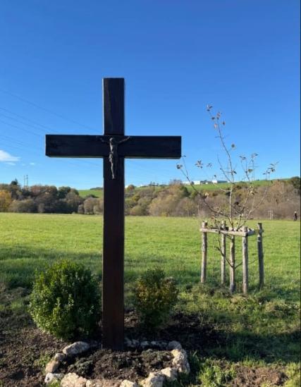 Ein Kreuz am Simmersee wurde von Firmlingen errichtet