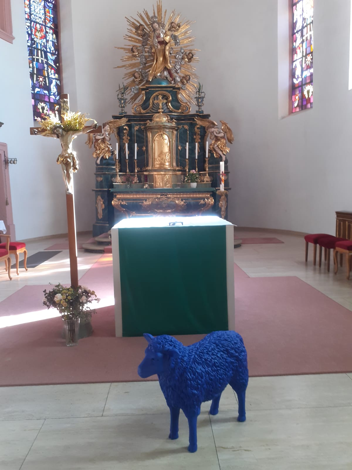 Ein blaues Schaf hat seinen Weg in die Kirche St. Josef gefunden (c) St. Lydia Ein blaues Schaf hat seinen Weg in die Kirche St. Josef gefunden