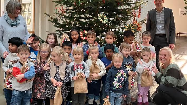 Eine-Tradition-wird-fortgesetzt.-Kinder-schmücken-den-Weihnachtsbaum-im-Kreishaus.