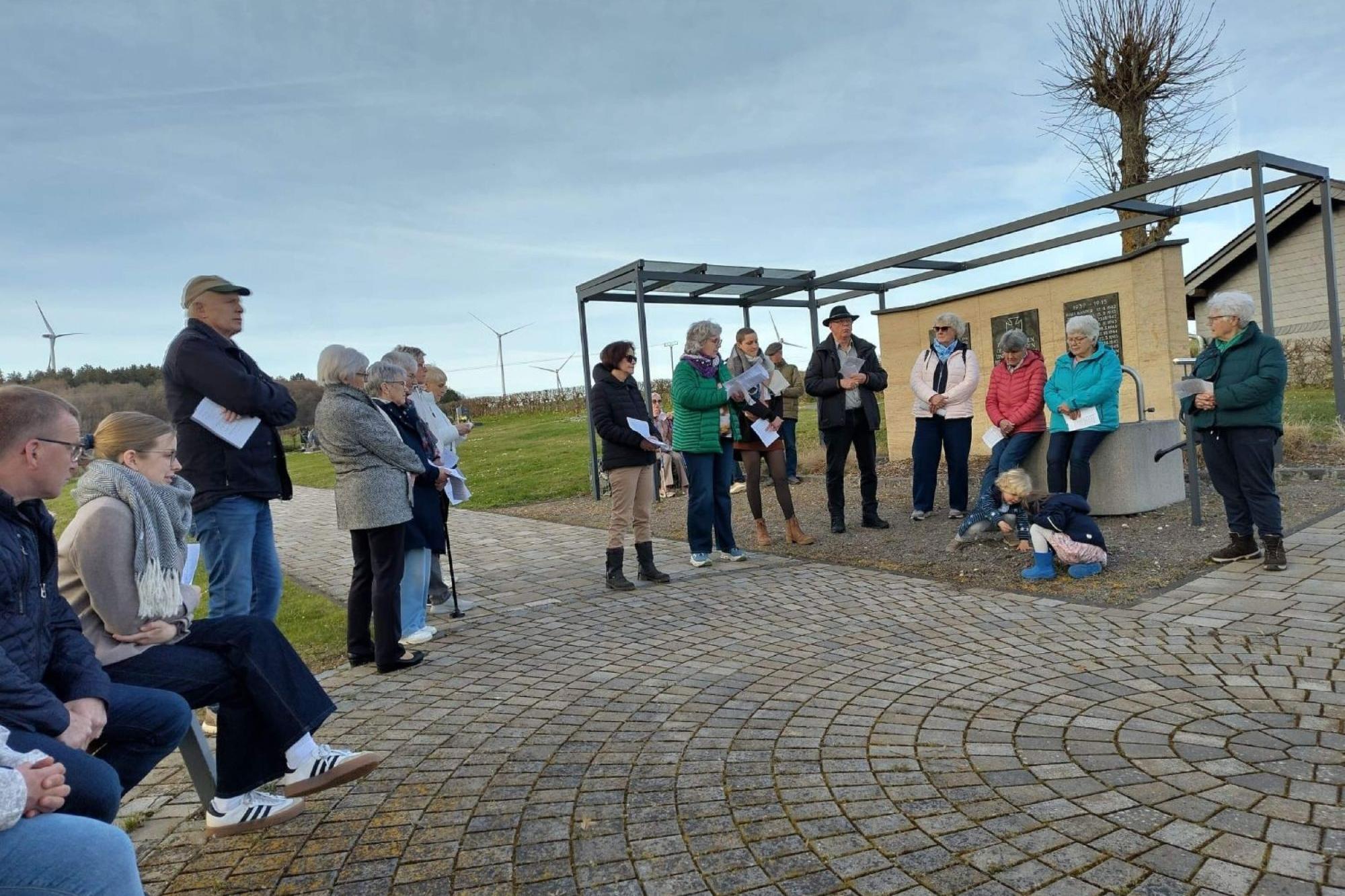 auf dem Friedhof fand eine Station des Emmausgangs in Benzweiler statt