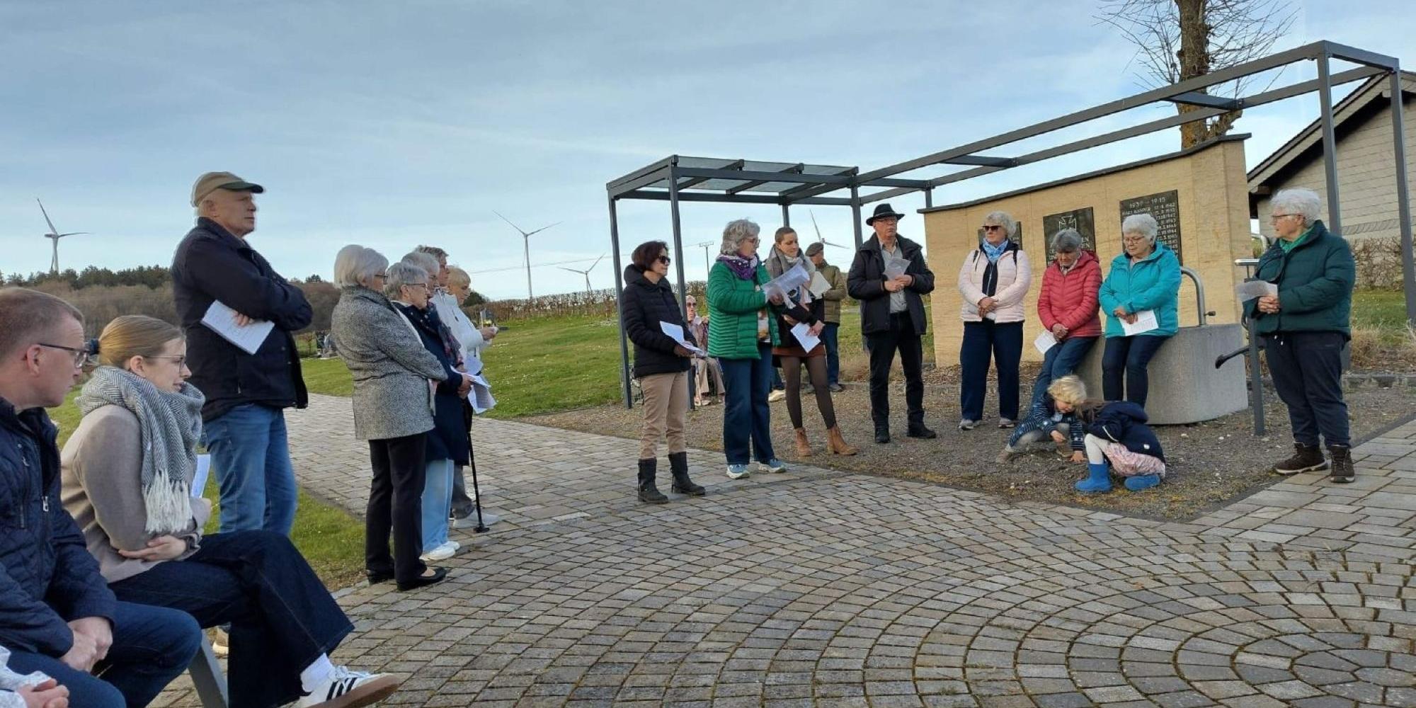auf dem Friedhof fand eine Station des Emmausgangs in Benzweiler statt