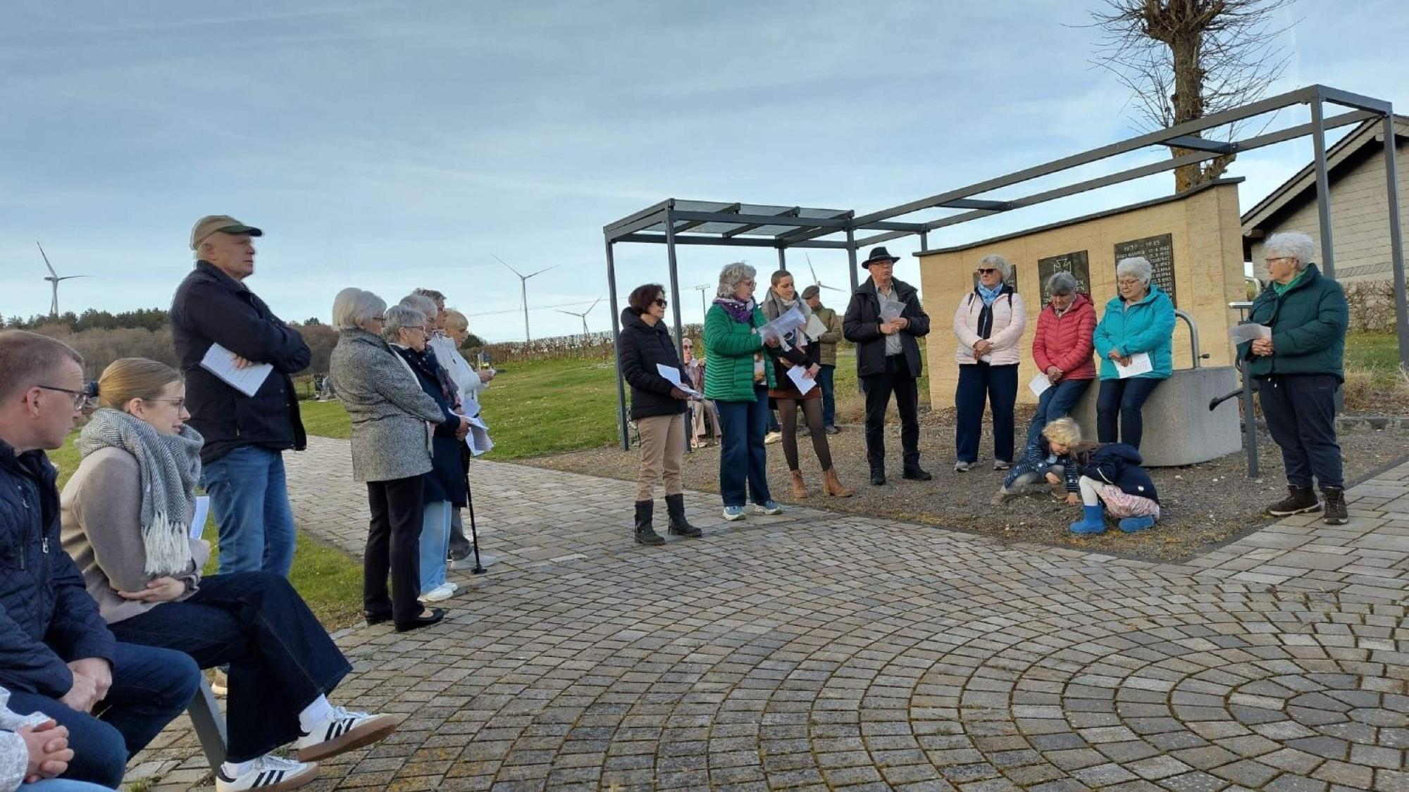 auf dem Friedhof fand eine Station des Emmausgangs in Benzweiler statt