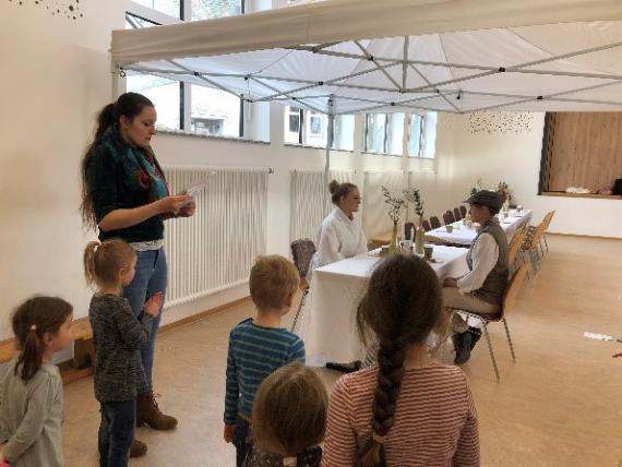 Alle Kinder durften am festlich gedeckten Tisch Platz nehmen (c) St. Lydia Alle Kinder durften am festlich gedeckten Tisch Platz nehmen