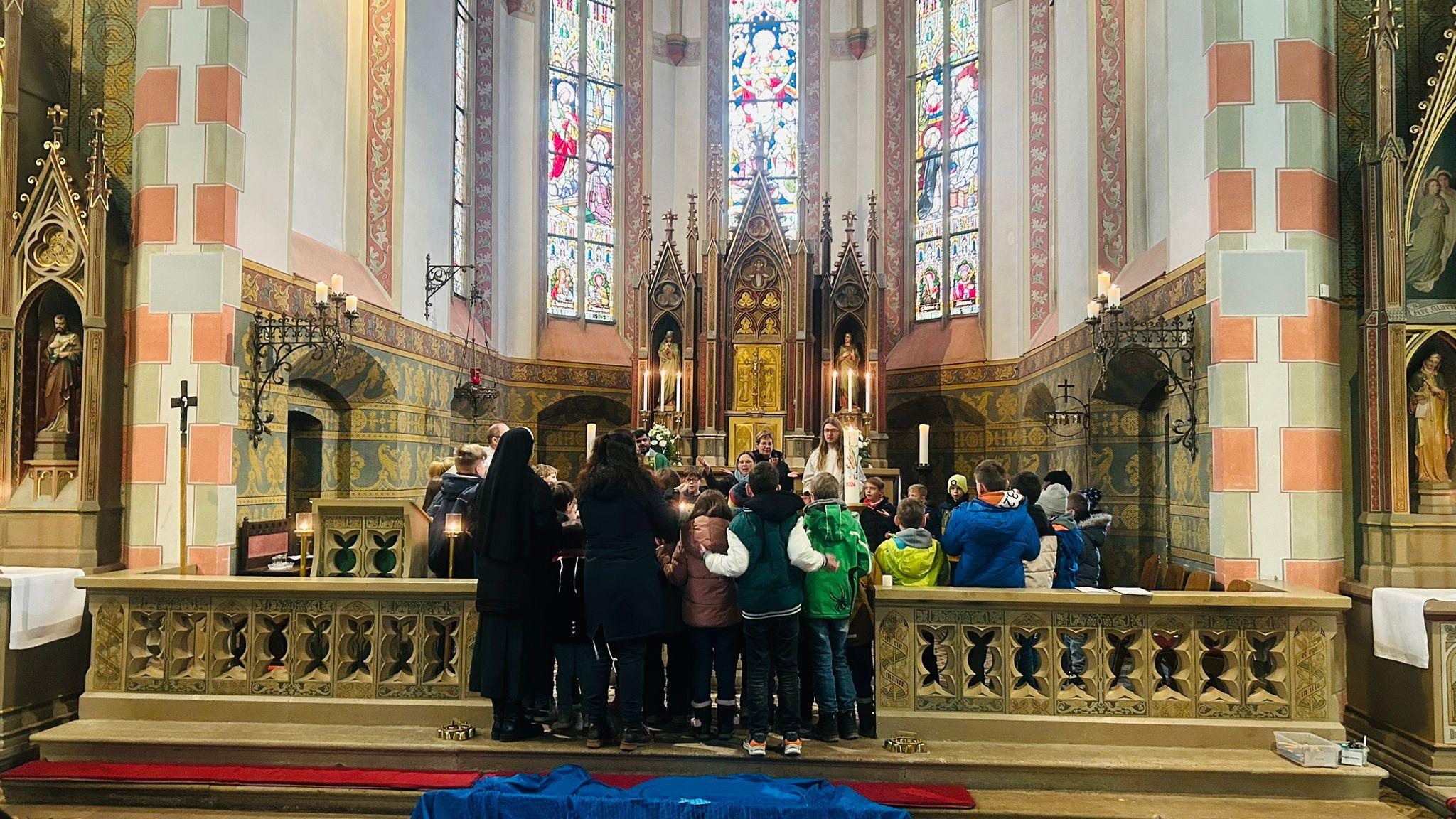 Die Kinder beim 'Vater unser' im Familiengottesdienst