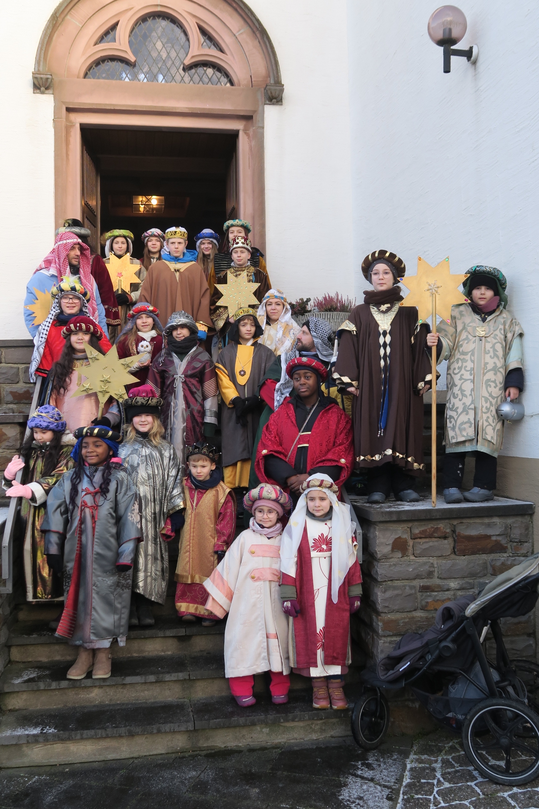 Die Liebshausener Sternsinger vor der Antonius-Kirche (c) St. Lydia Die Liebshausener Sternsinger vor der Antonius-Kirche