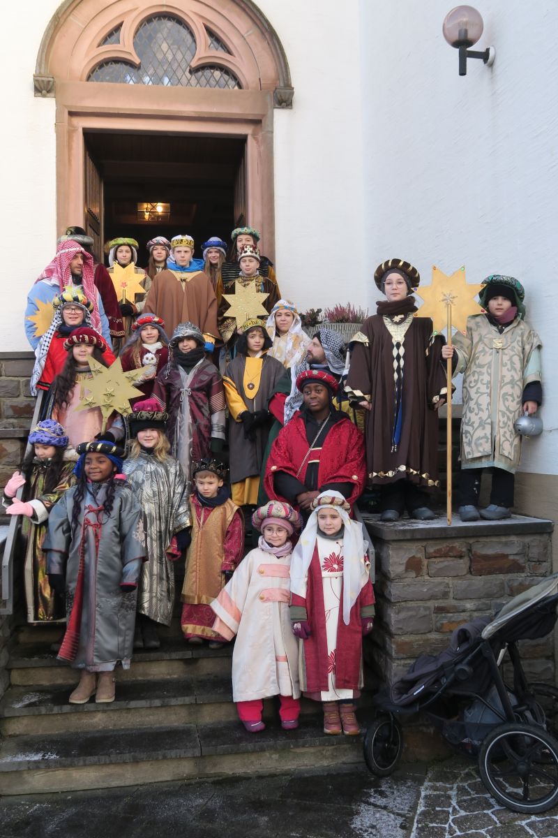 Die Liebshausener Sternsinger vor der Antonius-Kirche