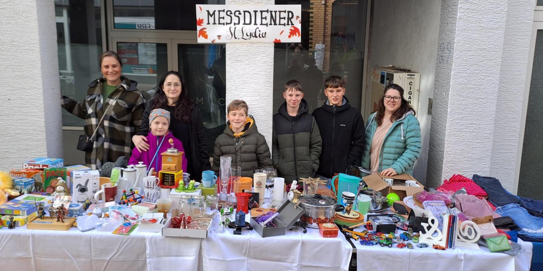 ein Flohmarkt für die Messdienerkasse fand auf dem Herbstmarkt in Simmern statt