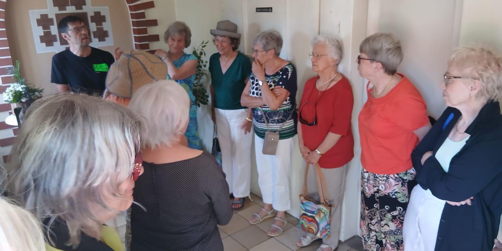 Franz Jahn begrüßt die Frauen der kfd Kirchberg-Sohren (c) Pia Jahn Franz Jahn begrüßt die Frauen der kfd Kirchberg-Sohren