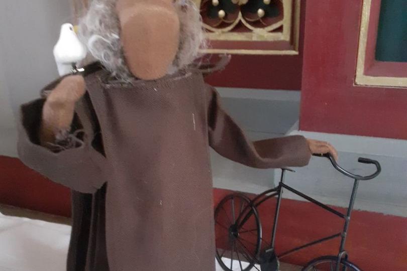 Franziskus mit dem Fahrrad