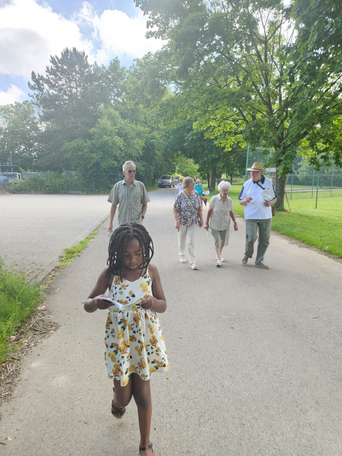 Alt und Jung gehen mit - bei der spirituellen Wanderung in Liebshausen zum Firmkreuz an Fronleichnam (c) lokales Team Liebshausen Alt und Jung gehen mit - bei der spirituellen Wanderung in Liebshausen zum Firmkreuz an Fronleichnam