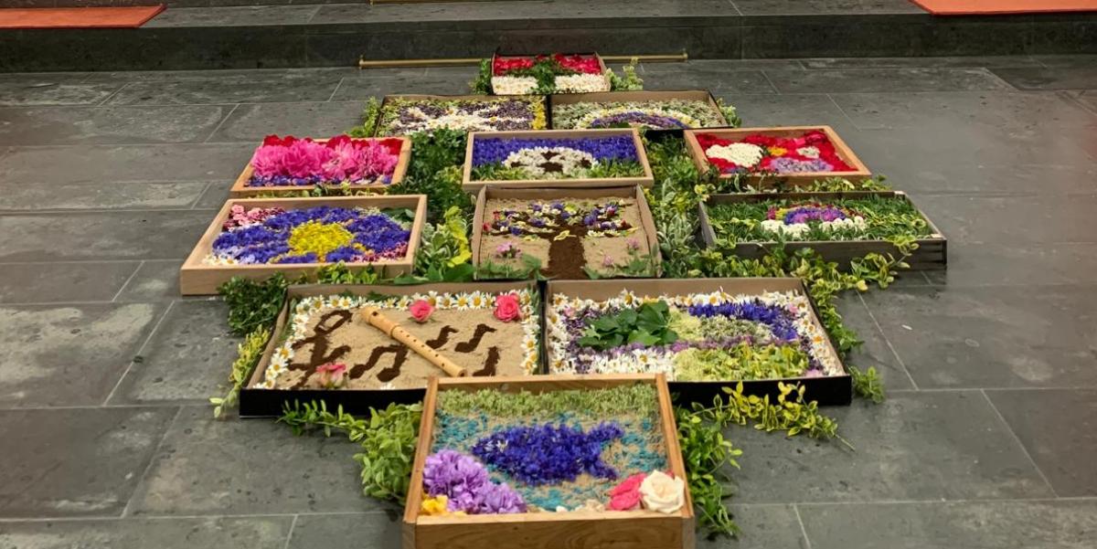 Aus vielen kleinen Bildern entsteht ein wunderschöner Blumenteppich
