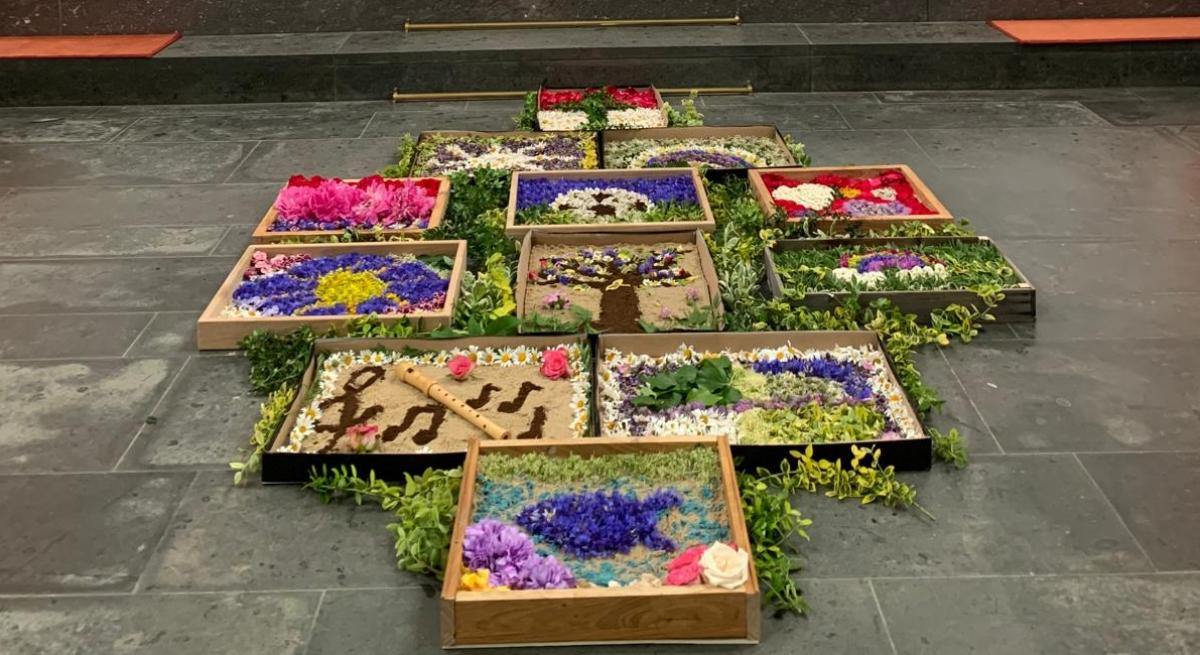 Aus vielen kleinen Bildern entsteht ein wunderschöner Blumenteppich