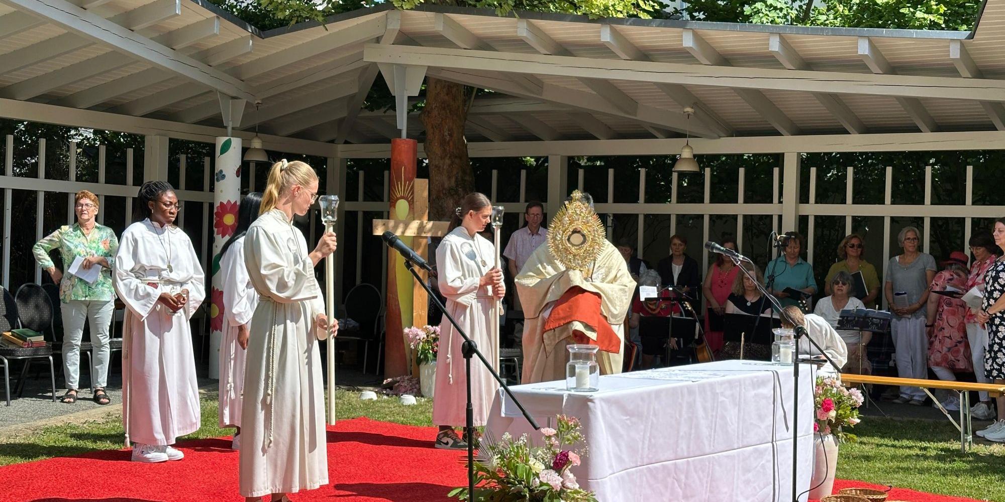 an Fronleichnam wird der Leib Christi in einer Monstranz verehrt.