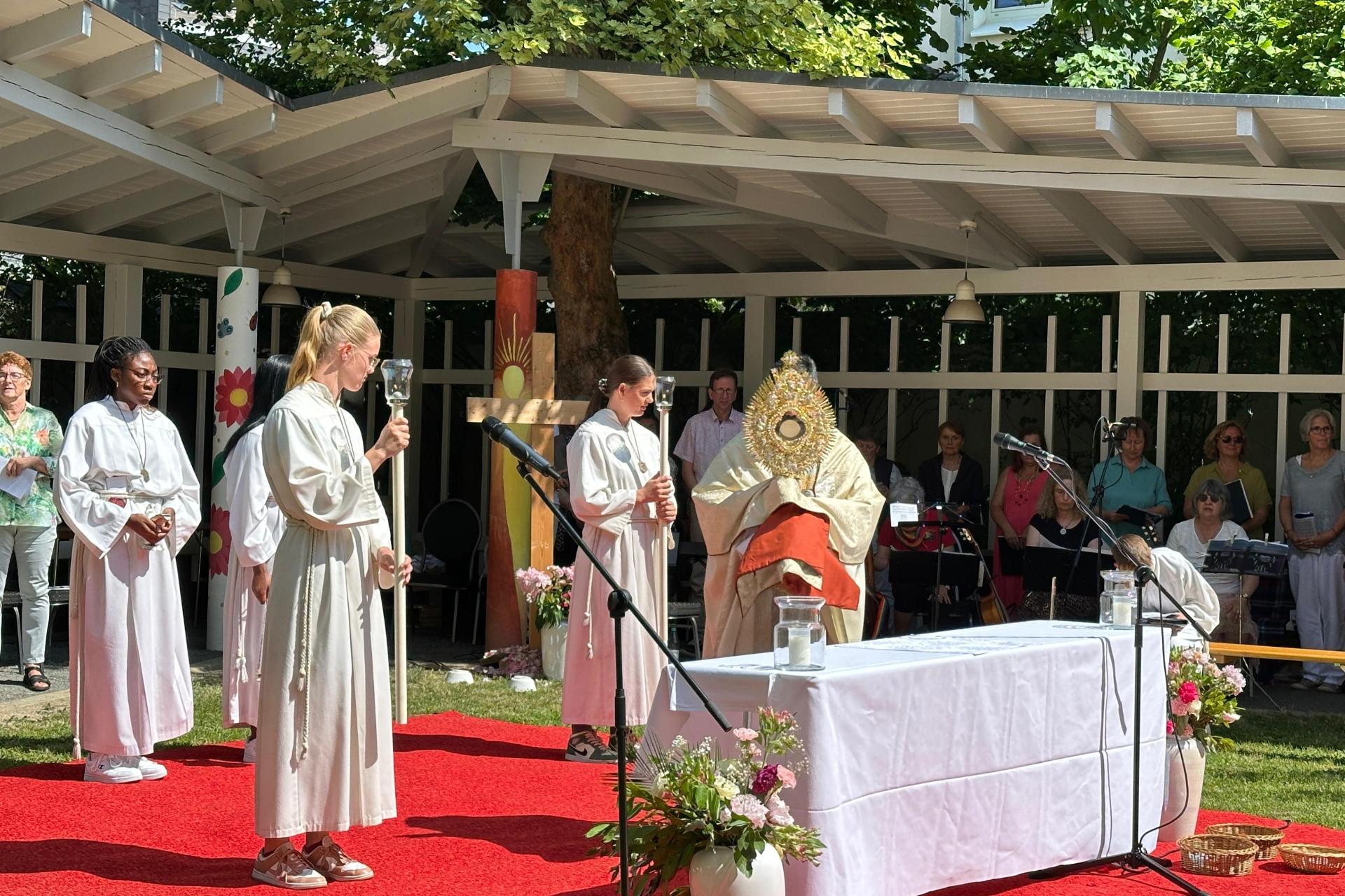 an Fronleichnam wird der Leib Christi in einer Monstranz verehrt.