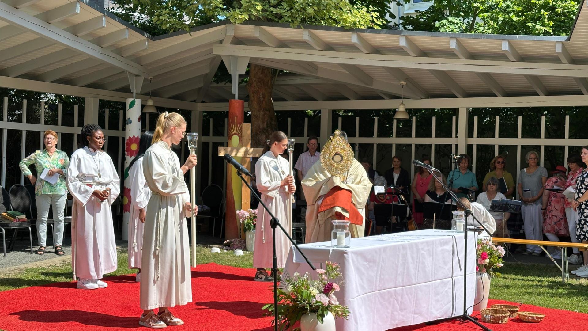 an Fronleichnam wird der Leib Christi in einer Monstranz verehrt.