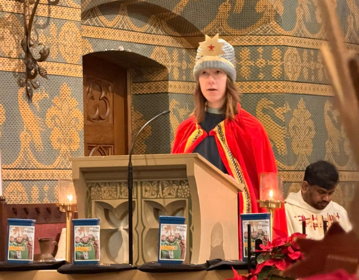 auch das gehört zur Sternsingeraktion - die Vorbereitung des Aussendungsgottesdienstes