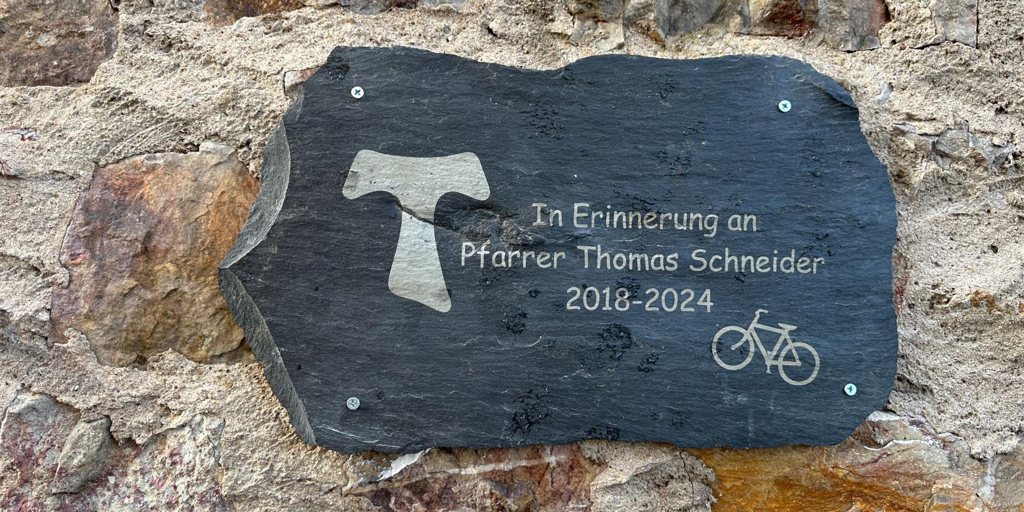 Eine Gedenktafel erinnert an Pfarrer Thomas Schneider. Die Tafel wurde von Aaron Kleid gestaltet, dem Patenkind von Thomas Schneider