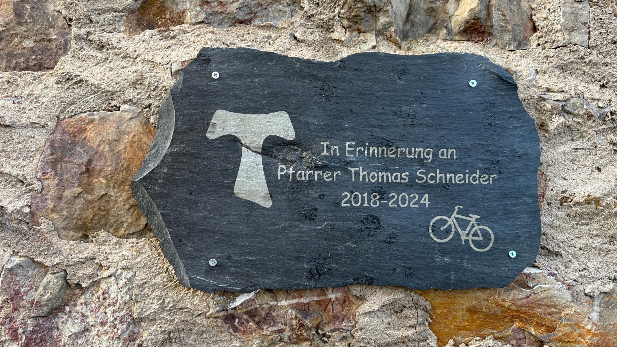 Eine Gedenktafel erinnert an Pfarrer Thomas Schneider. Die Tafel wurde von Aaron Kleid gestaltet, dem Patenkind von Thomas Schneider