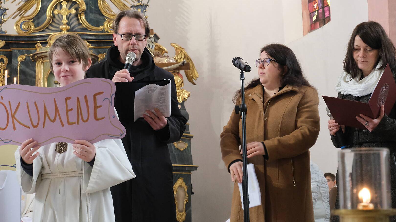 Markus Koch (links) bei der Trialogpredigt beim Gründungsfest der Pfarrei St. Lydia