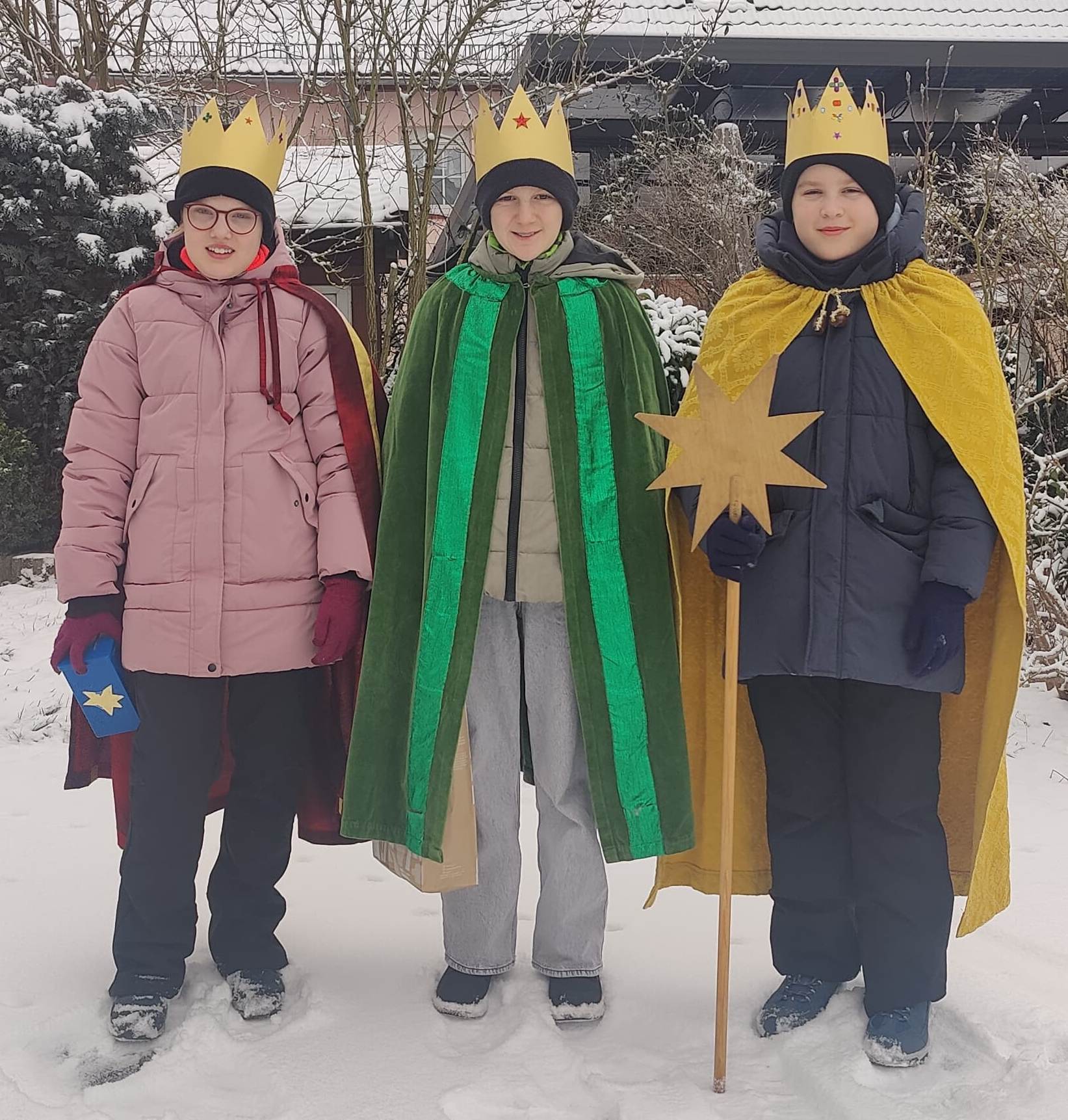 fröhliche und motivierte Sternsinger trotz eiskalter Temperaturen