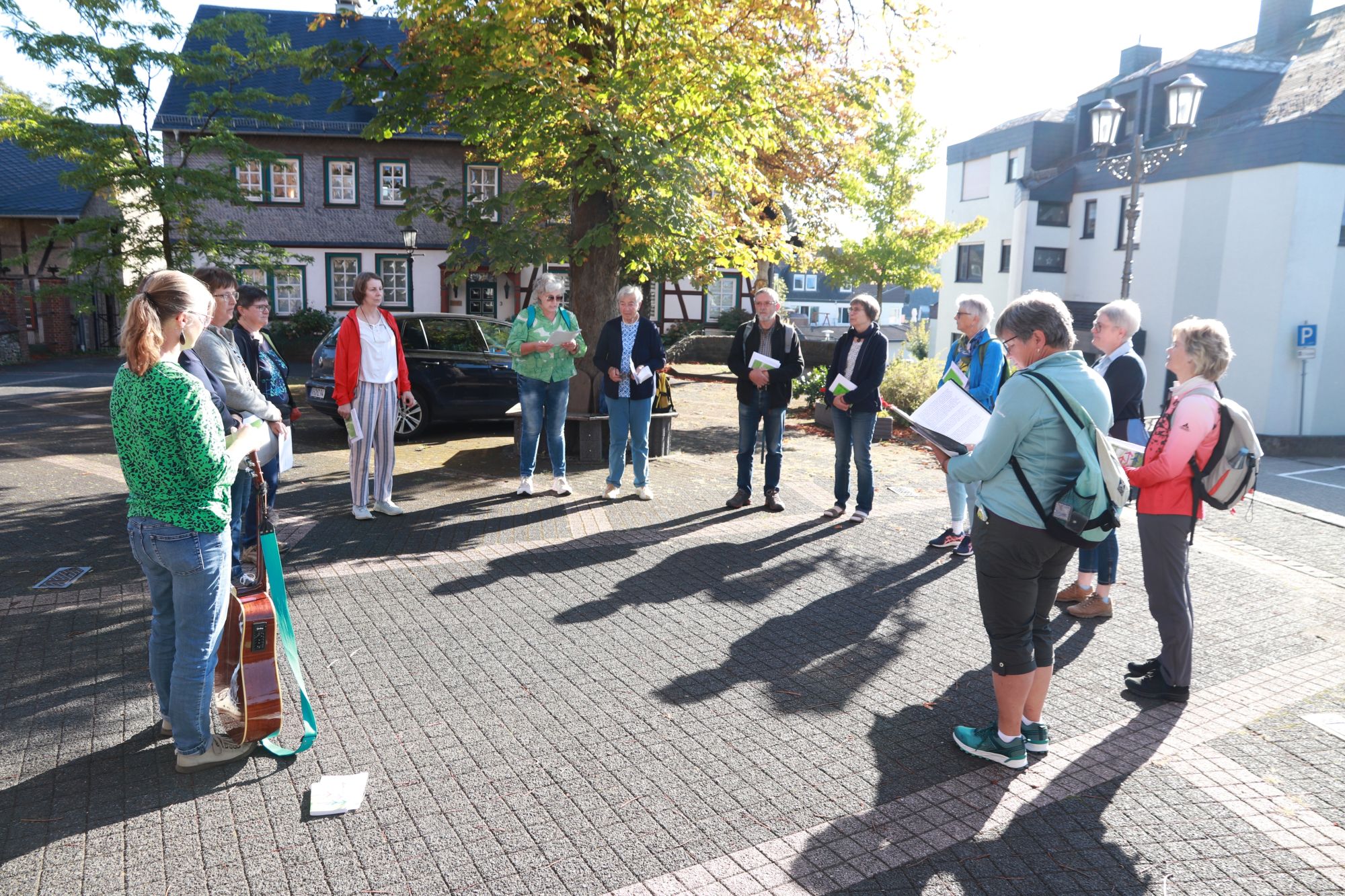 Gruppe am Pfarrhaus in Rheinböllen