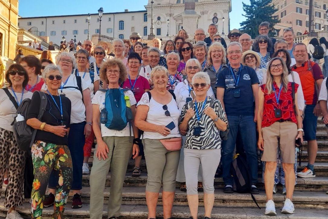 Gruppenfoto-auf-der-spanischen-Treppe.jpg_484162116