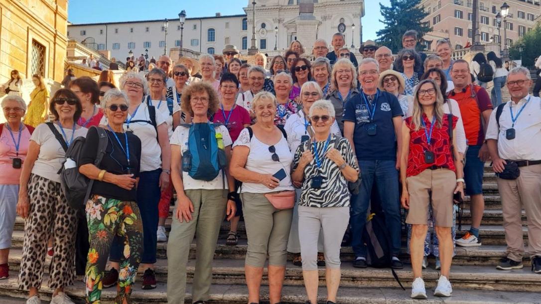 Gruppenfoto-auf-der-spanischen-Treppe.jpg_484162116
