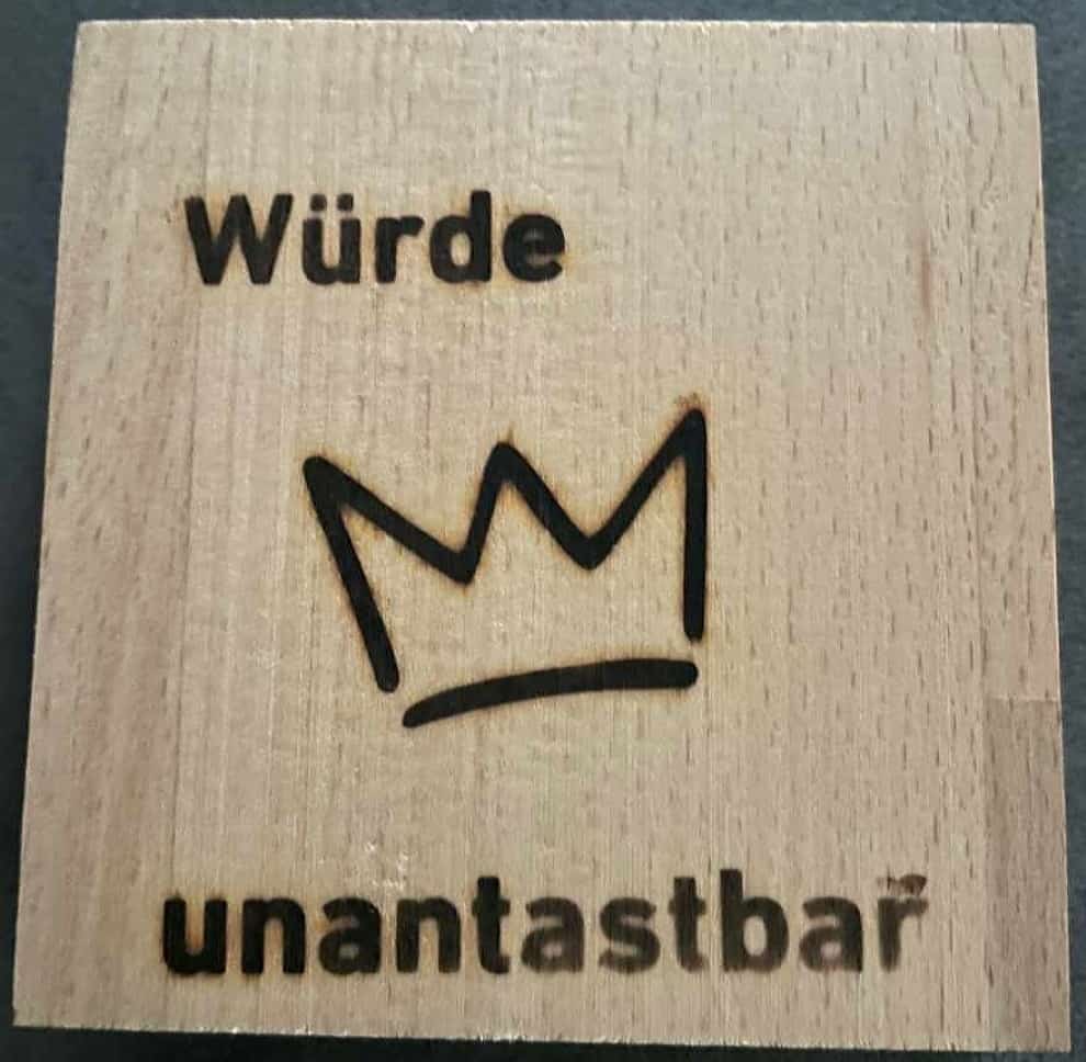 Holztafel Die Würde ist unantastbar (c) St. Lydia Holztafel Die Würde ist unantastbar