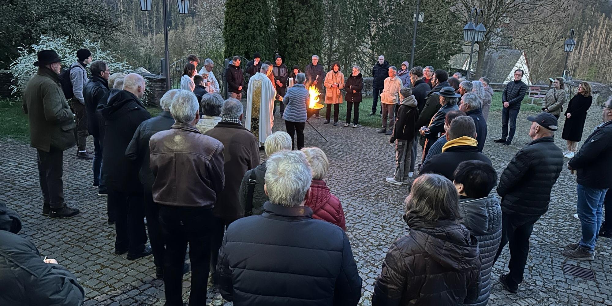 Osterfeuer vorm Hunsrück-Dom