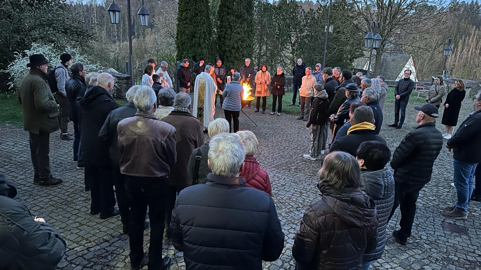 Osterfeuer vorm Hunsrück-Dom
