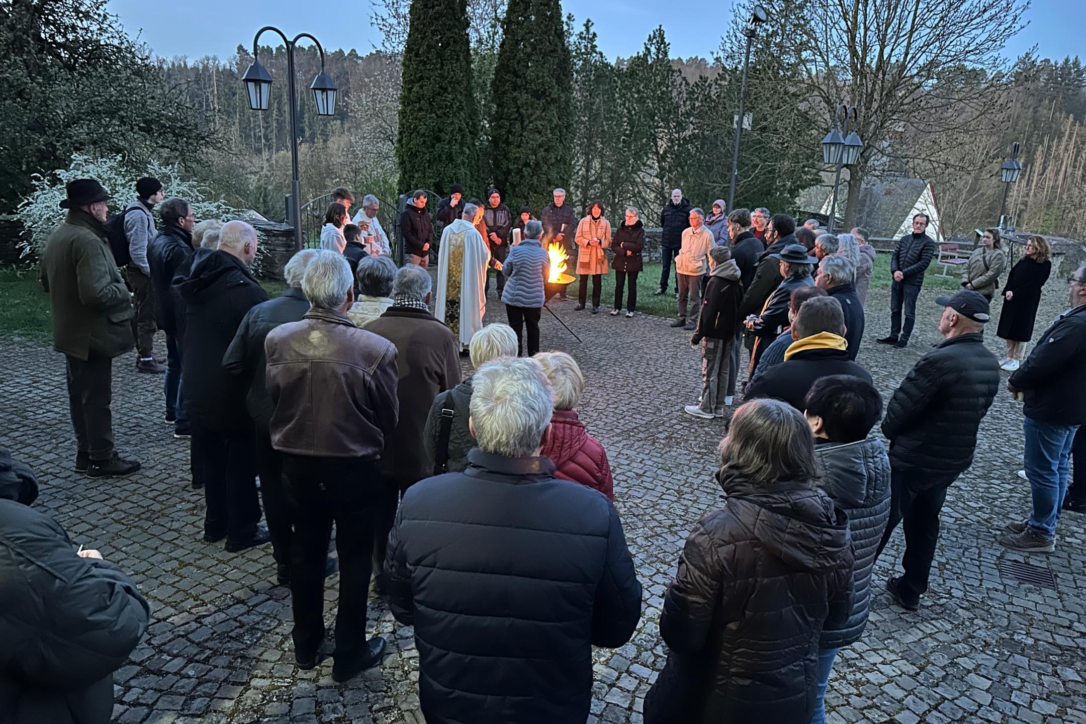 Osterfeuer vorm Hunsrück-Dom