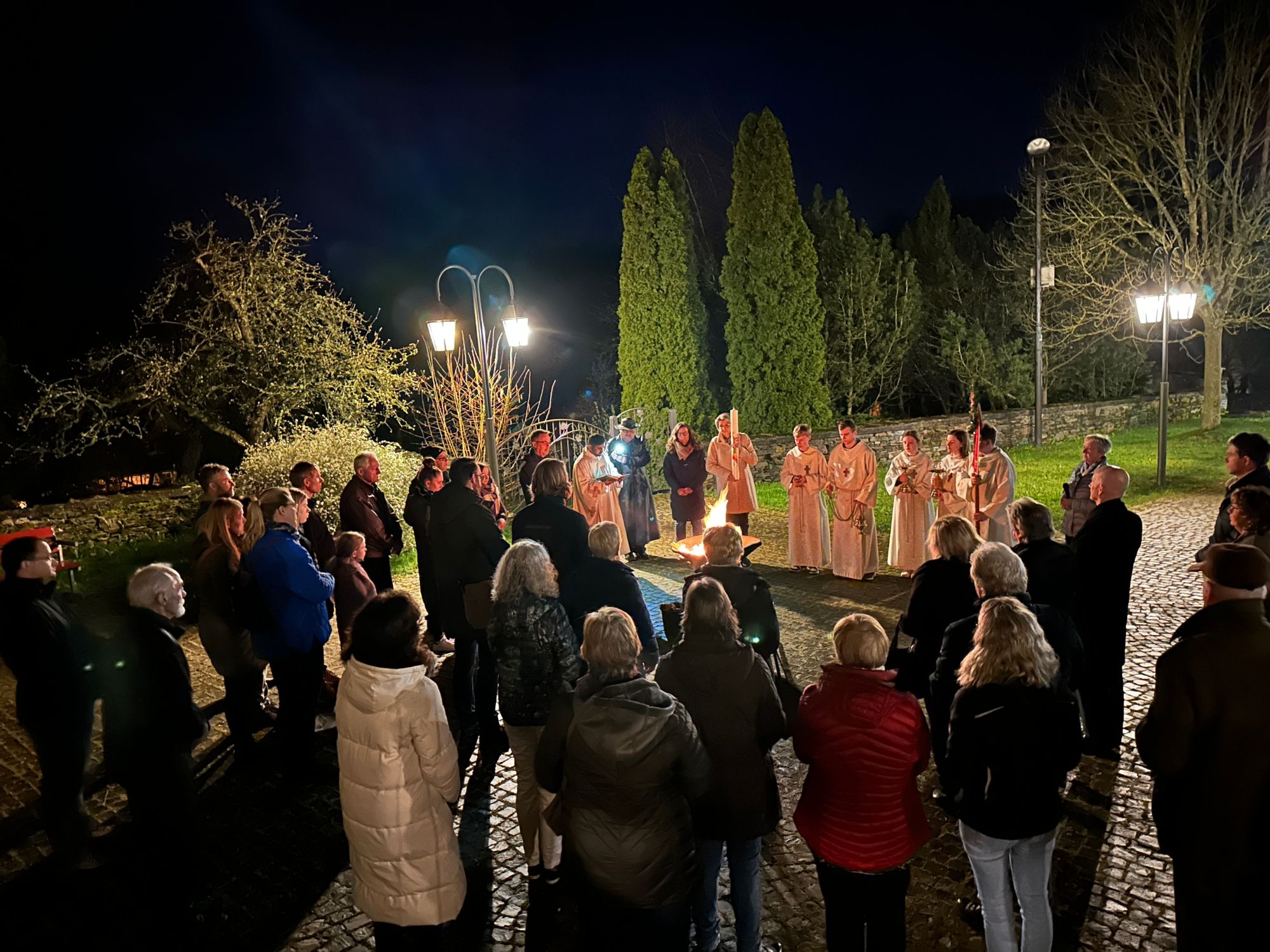 Außerhalb der Kirche beginnt die Osternachtsfeier
