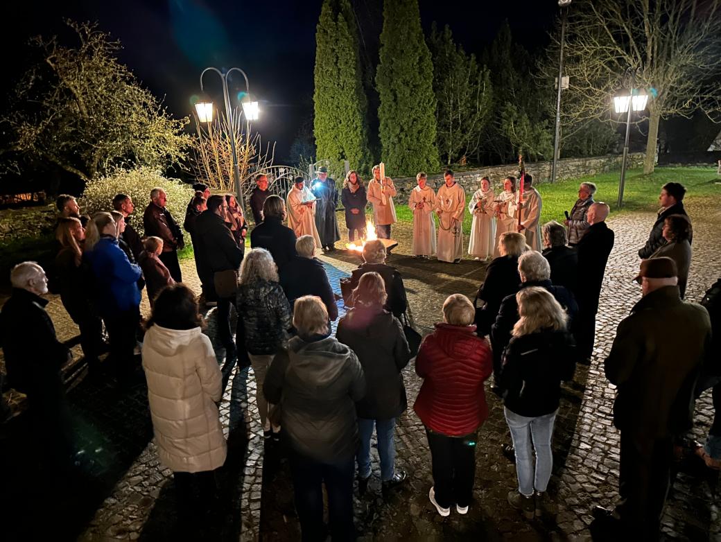 auf dem Domvorplatz versammelten sich die Gläubigen am Osterfeuer