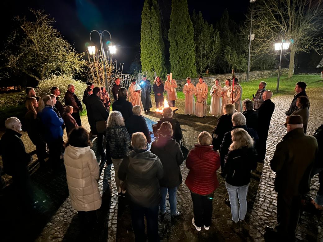 auf dem Domvorplatz versammelten sich die Gläubigen am Osterfeuer