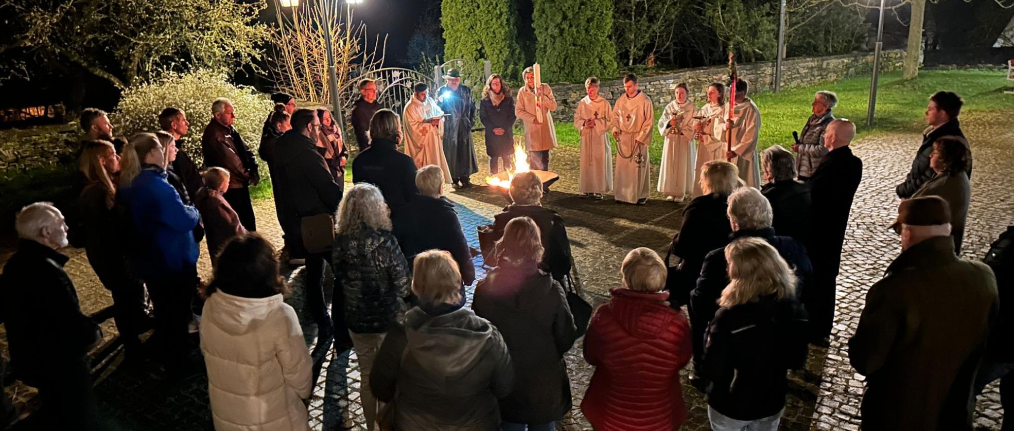 auf dem Domvorplatz versammelten sich die Gläubigen am Osterfeuer