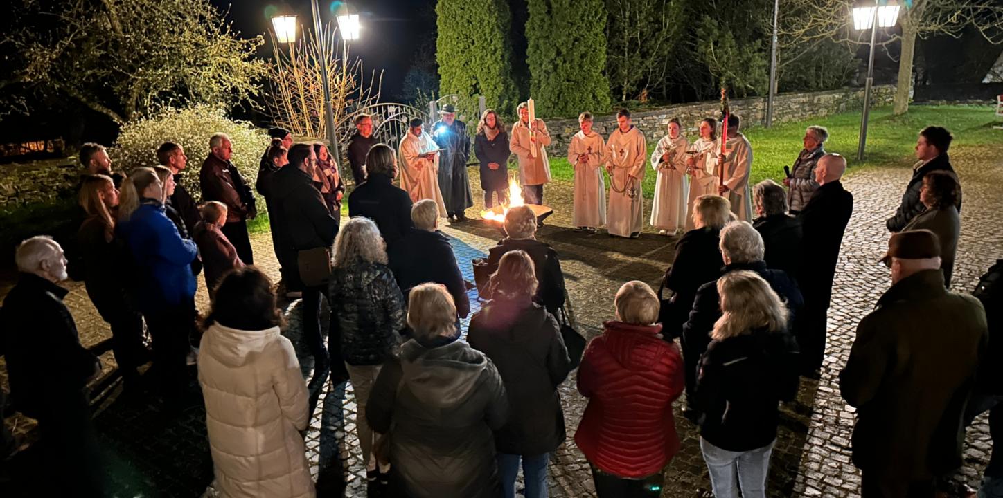 auf dem Domvorplatz versammelten sich die Gläubigen am Osterfeuer