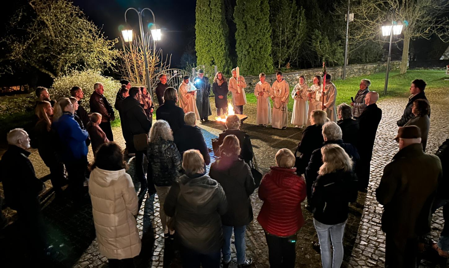 auf dem Domvorplatz versammelten sich die Gläubigen am Osterfeuer