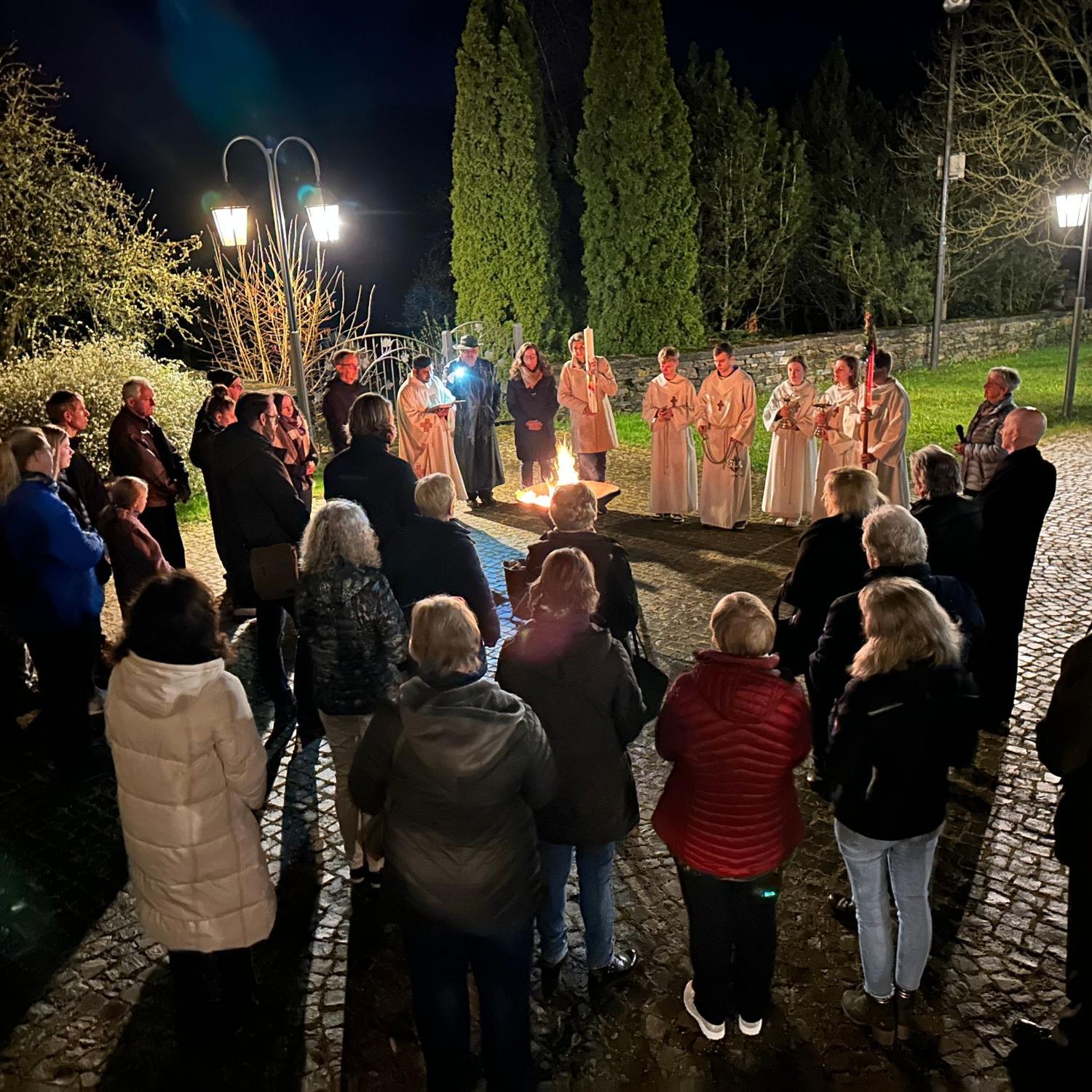 auf dem Domvorplatz versammelten sich die Gläubigen am Osterfeuer