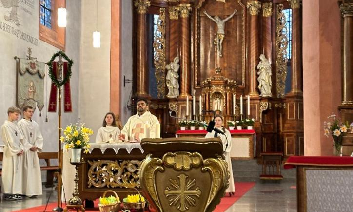 Die Osternacht wurde von Pater Varun gefeiert