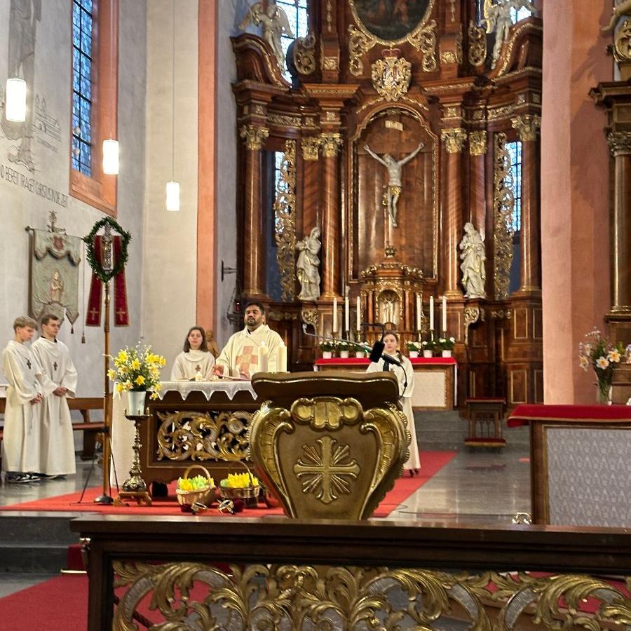 Die Osternacht wurde von Pater Varun gefeiert
