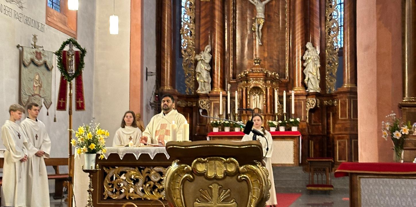 Die Osternacht wurde von Pater Varun gefeiert