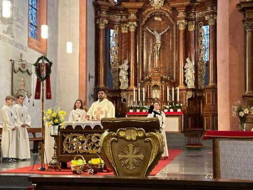 Die Osternacht wurde von Pater Varun gefeiert
