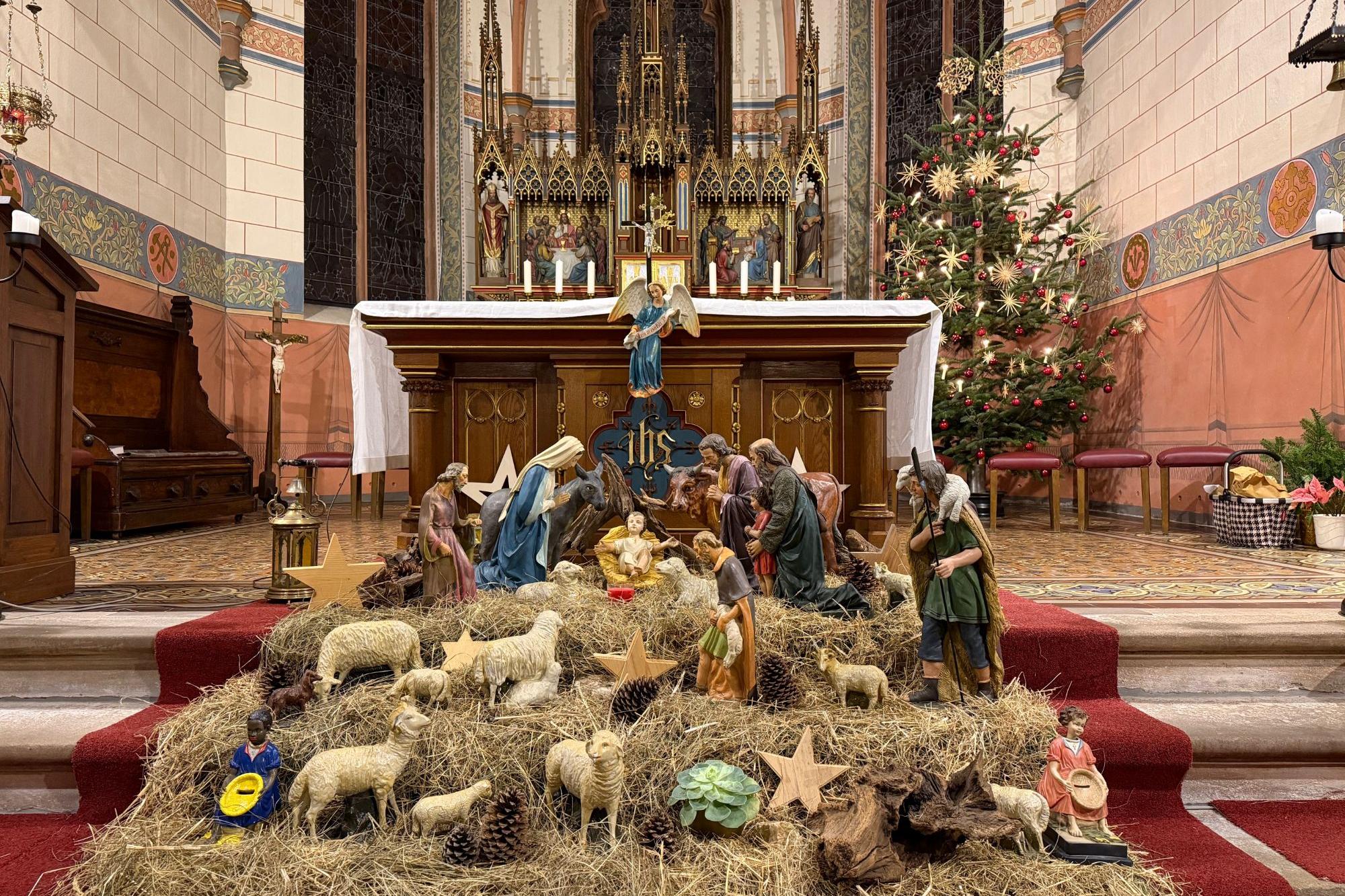 fünf gute Seelen haben in Rayerschied die Krippe aufgebaut