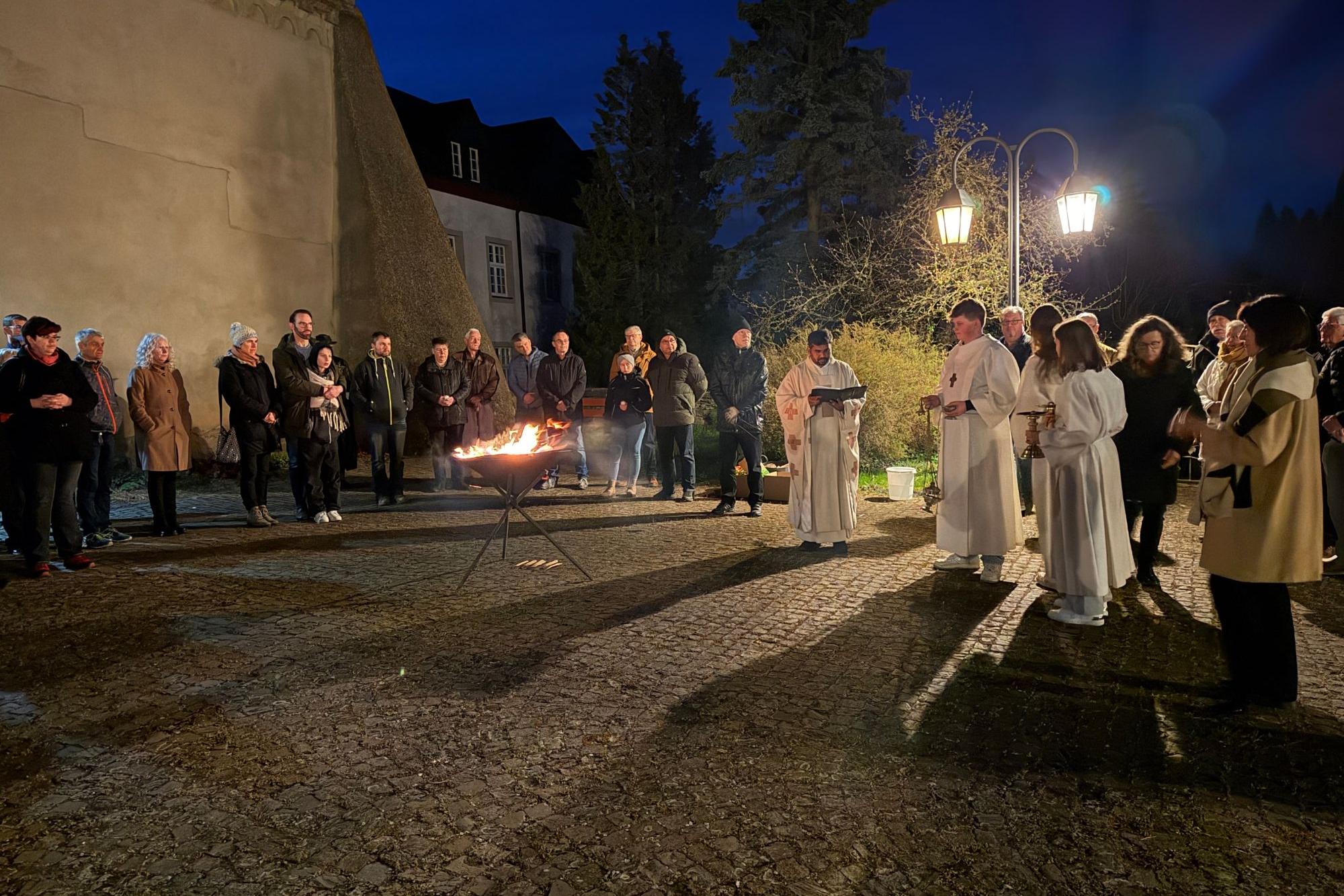 Pater Varun entzündete in den frühen Morgenstunden die Osterkerze am Osterfeuer