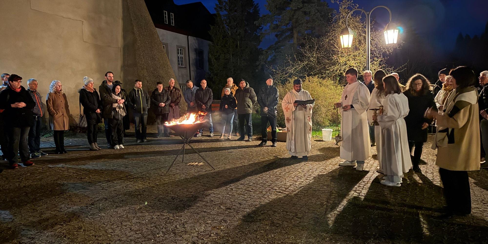 Pater Varun entzündete in den frühen Morgenstunden die Osterkerze am Osterfeuer