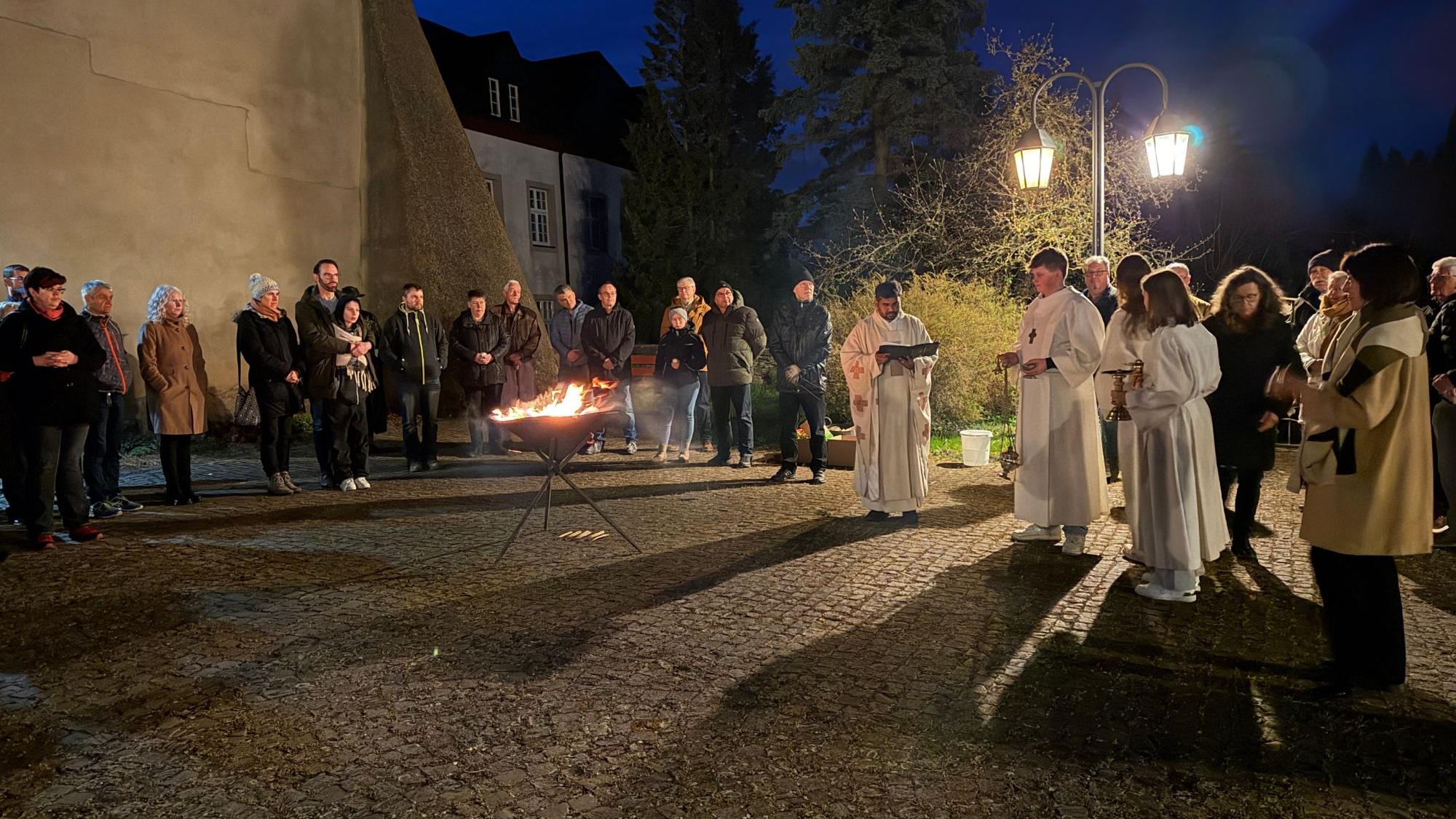 Pater Varun entzündete in den frühen Morgenstunden die Osterkerze am Osterfeuer