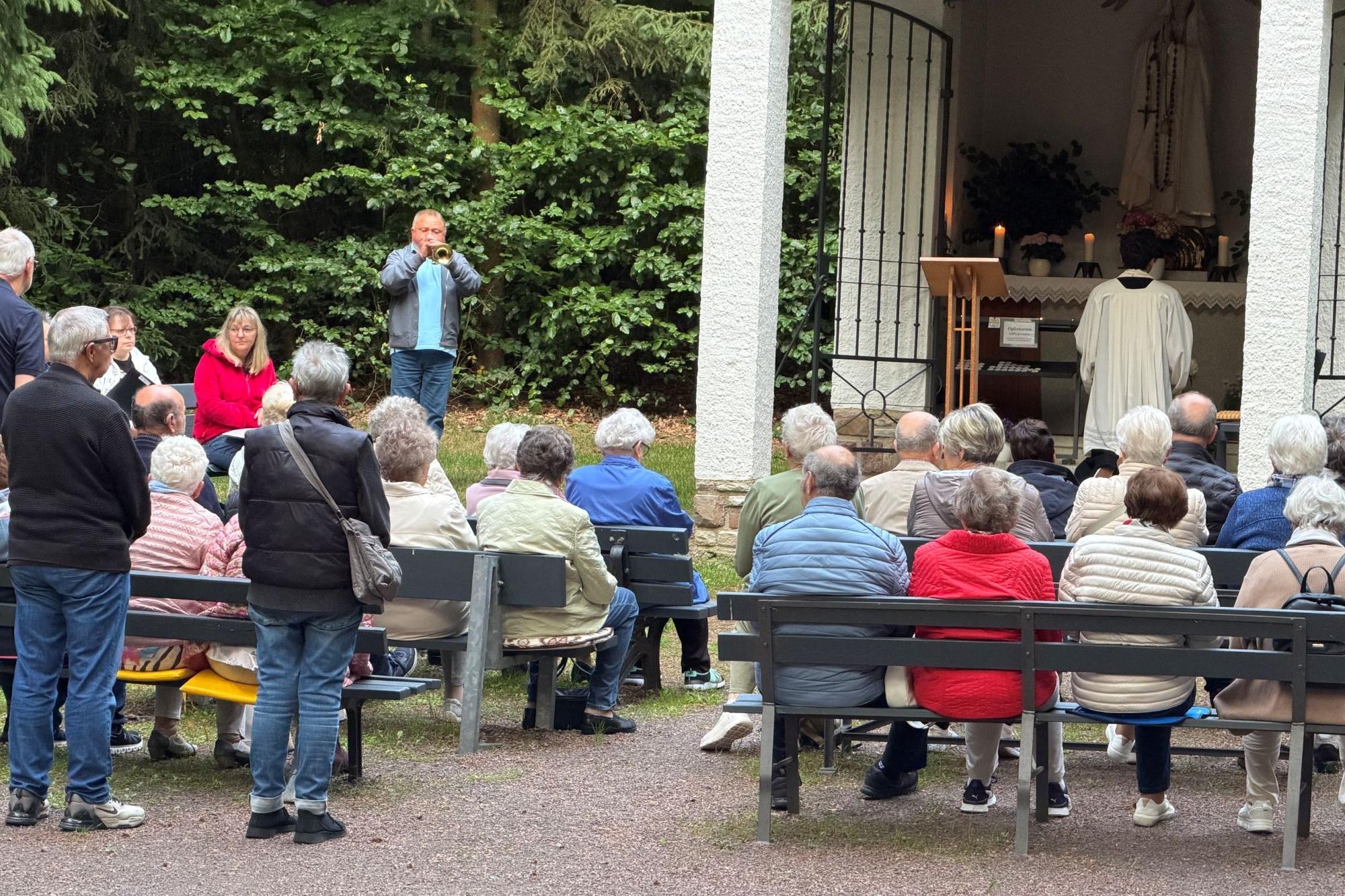 Kaplan Christian Jager an der Waldkapelle, Toni Schicke intonierte das Ave Maria von Fatima